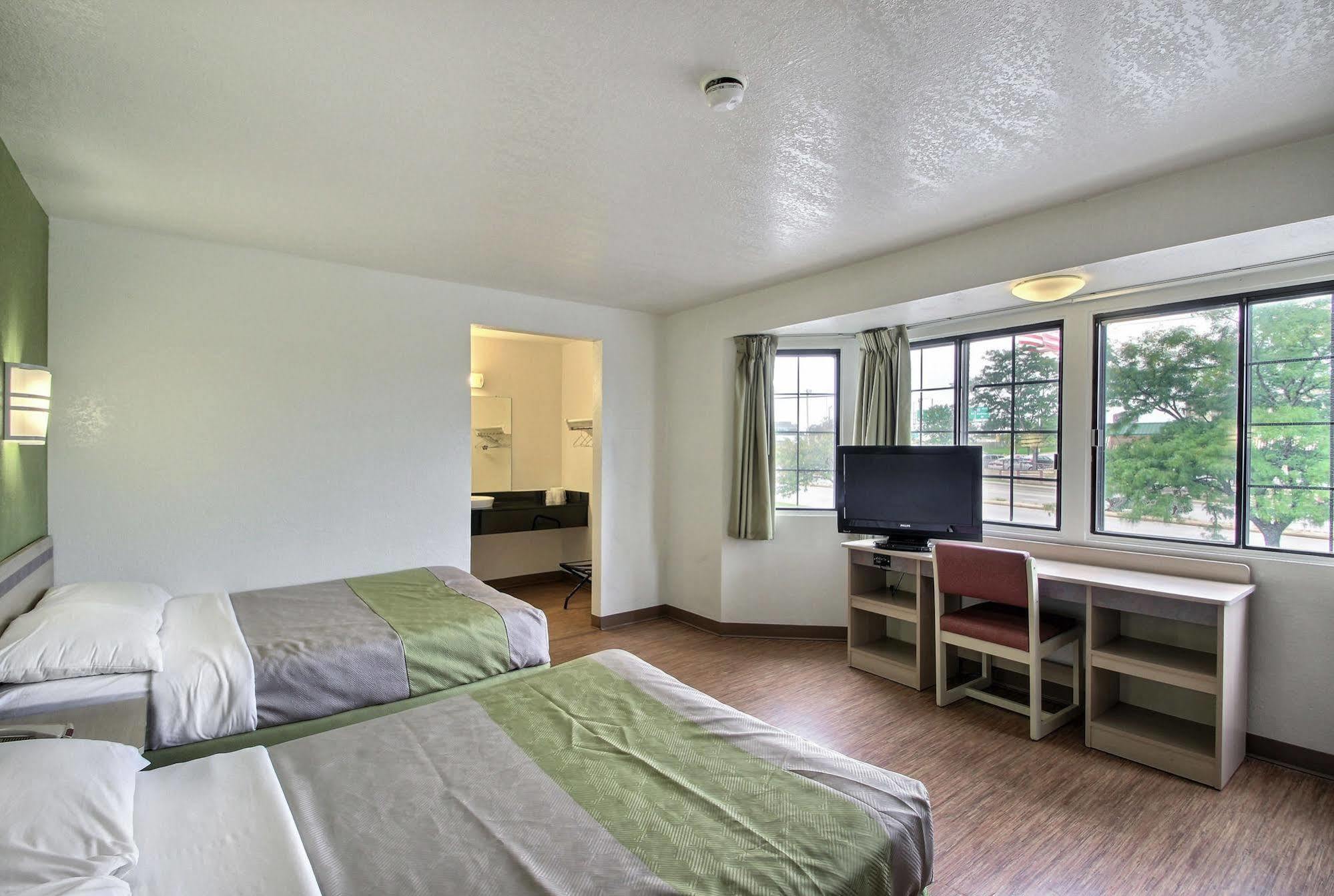 Motel 6 Milwaukee West - Brookfield Exterior foto
