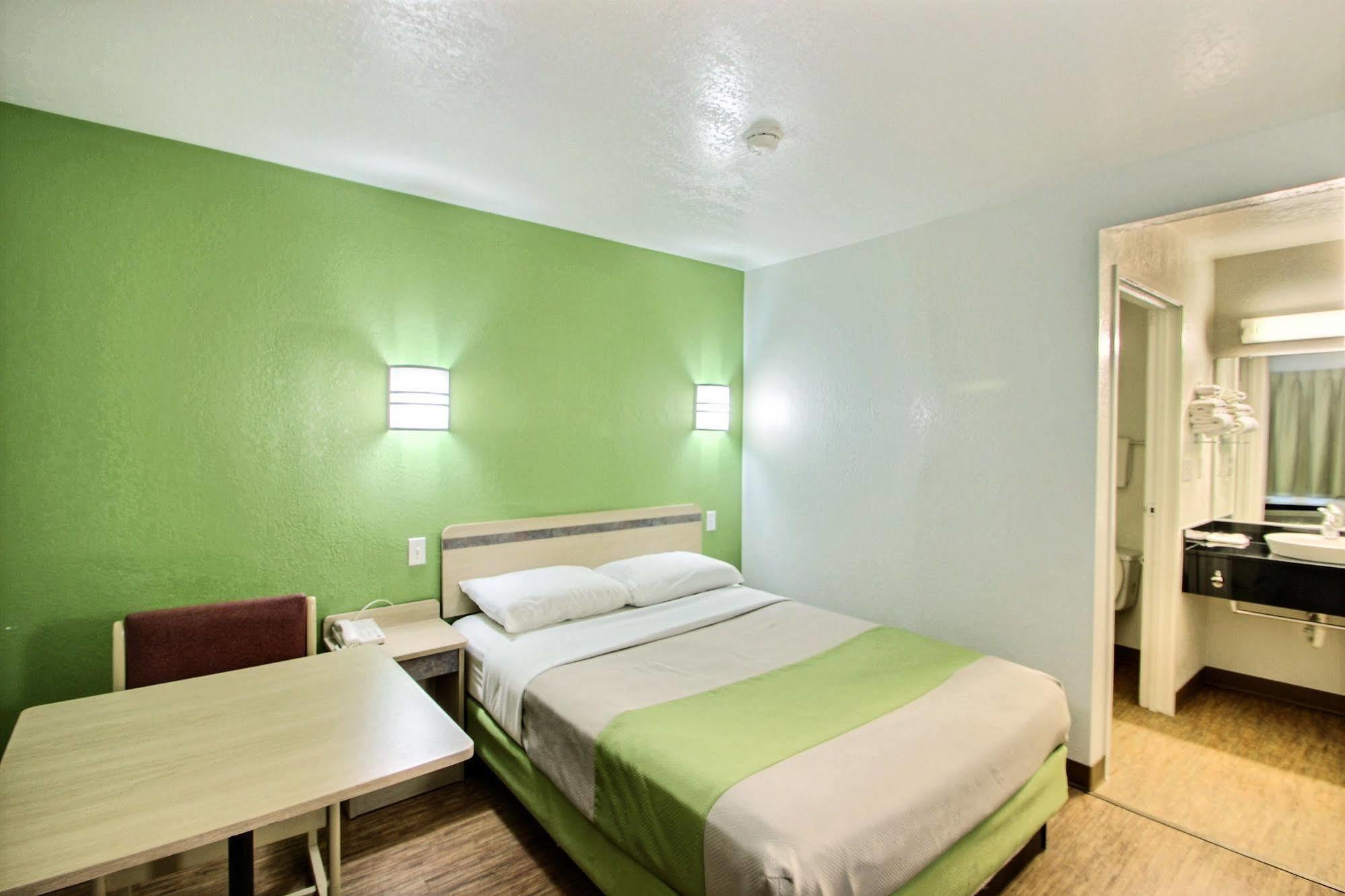 Motel 6 Milwaukee West - Brookfield Exterior foto