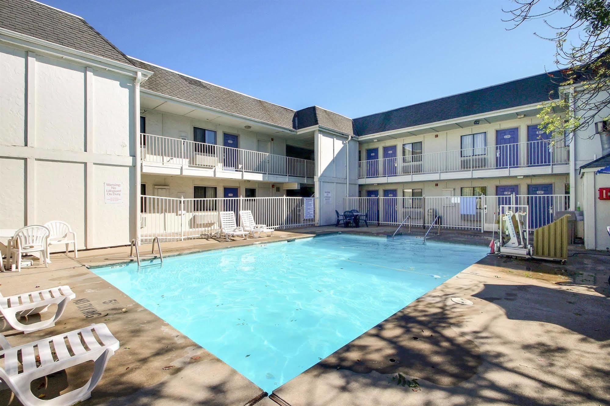 Motel 6 Milwaukee West - Brookfield Exterior foto